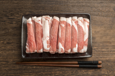 一盘羊肉片摆放在桌面上特写