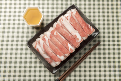 一盘羊肉片摆放在桌面上特写