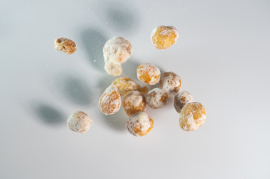 金桔饼掉落白色背景瞬间高速抓拍