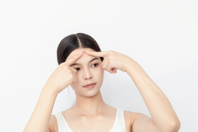 用手指挤青春痘的中国美女