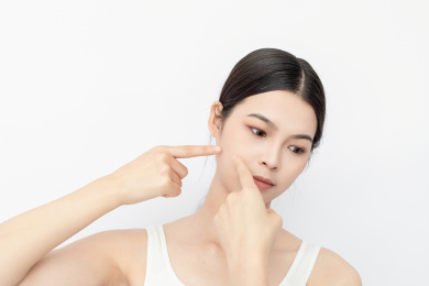 用手指挤青春痘的中国美女