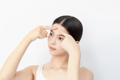 用手指挤青春痘的中国美女