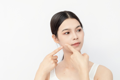 用手指挤青春痘的中国美女