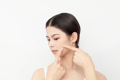 用手指挤青春痘的中国美女
