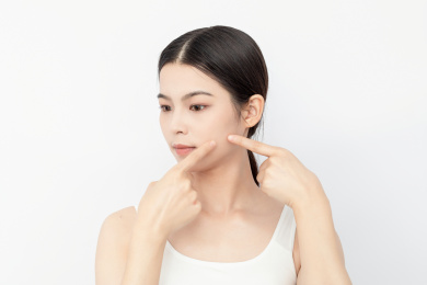用手指挤青春痘的中国美女