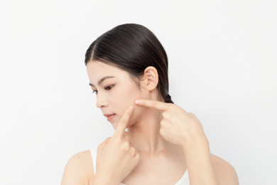 用手指挤青春痘的中国美女