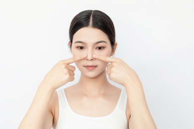用手指挤青春痘的中国美女