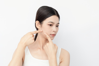 用手指挤青春痘的中国美女