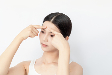 用手指挤青春痘的中国美女
