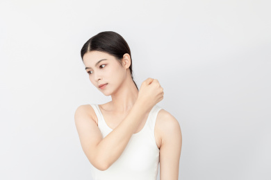 一名肩颈疼痛的亚洲女性
