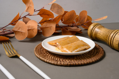 桌面上的盘子里的美味可口的香菇豆皮卷