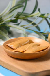 桌面上的盘子里的美味可口的香菇豆皮卷