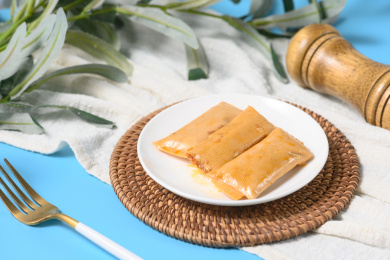 桌面上的盘子里的美味可口的香菇豆皮卷