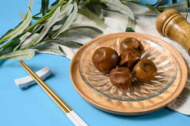 桌面上的盘子里的美味可口的咸柠檬