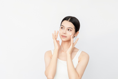 美容美妆概念涂面霜的中国美女