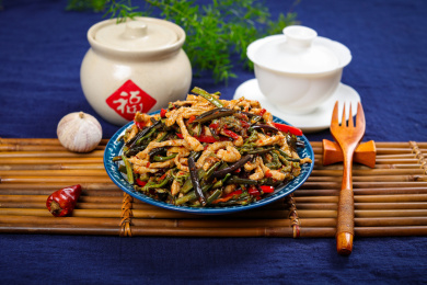 香辣美味家常菜蕨菜炒肉丝