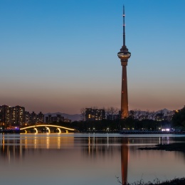 北京玉渊潭公园八一湖中央广播电视塔风光