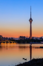 北京玉渊潭公园八一湖中央广播电视塔风光