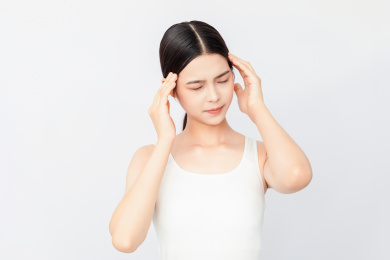 一名头痛的中国年轻女性