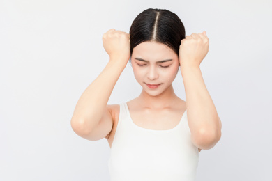 一名头痛的中国年轻女性