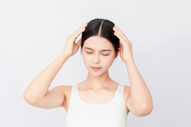 一名头痛的中国年轻女性