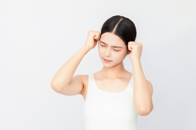 一名头痛的中国年轻女性