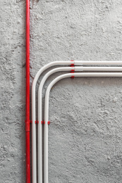 整齐排列的红色与白色电线管道