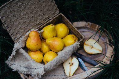 黄色的大鸭梨摆放在果篮中