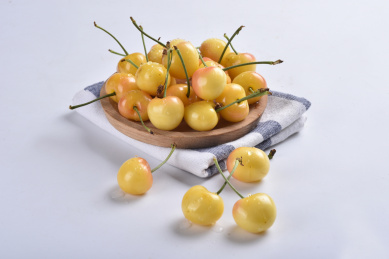 纯底白色背景黄樱桃