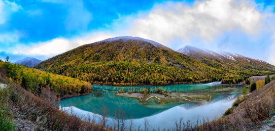 中国新疆喀纳斯变色湖雪山秋色风光全景
