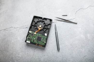 灰色背景中的硬盘与螺丝刀