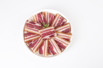 盘子里的咸腊肉