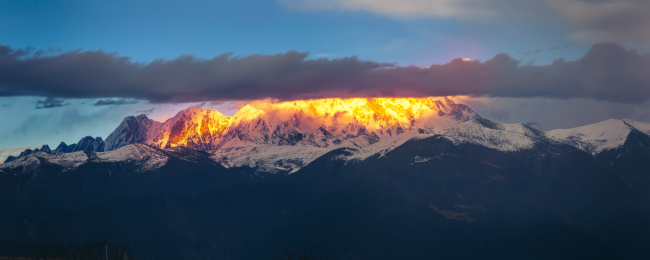 中国西藏林芝鲁朗林海上燃烧的雪山