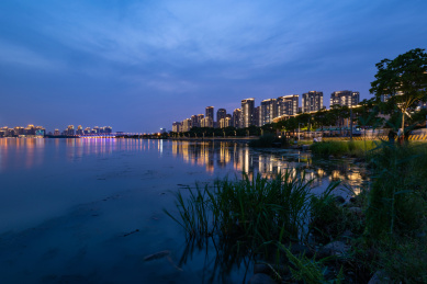 现代城市滨水房屋居住区夜景