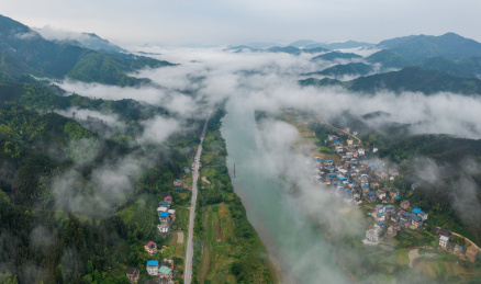 航拍美丽乡村农村山村河流云雾缭绕景象