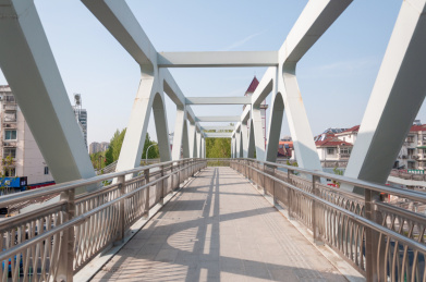 城市户外的过街天桥局部