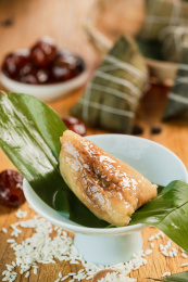 木色桌面上的传统美食蜜枣糯米粽子