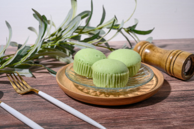 盘子里的抹茶蒸蛋糕