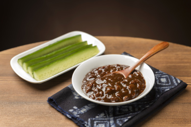 夏季凉菜黄瓜蘸黄豆酱特写木桌面背景