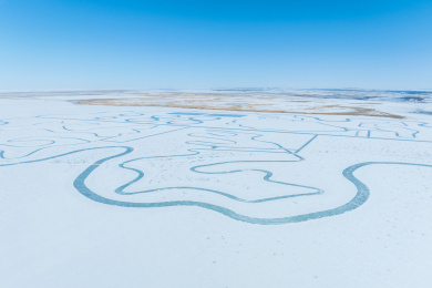 内蒙古海拉尔呼和诺尔雪原结冰的湖泊