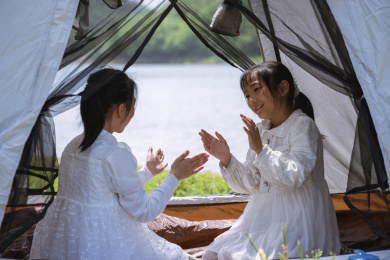 小朋友在户外露营