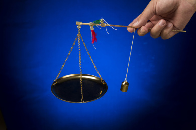 一把铜制杆秤小铜称中药称特写木桌面背景