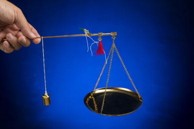 一把铜制杆秤小铜称中药称特写木桌面背景