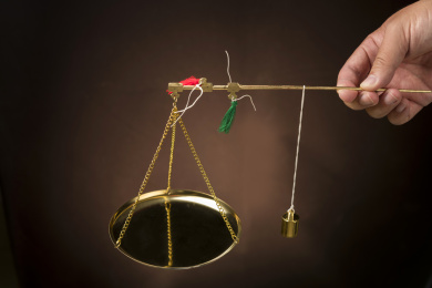 一把铜制杆秤小铜称中药称特写木桌面背景