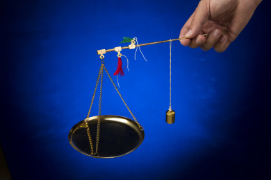 一把铜制杆秤小铜称中药称特写木桌面背景