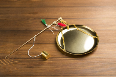 一把铜制杆秤小铜称中药称特写木桌面背景