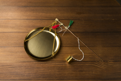 一把铜制杆秤小铜称中药称特写木桌面背景