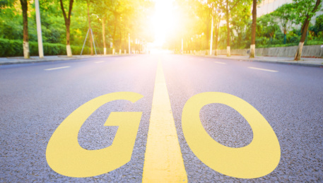 笔直的公路路面上写着GO