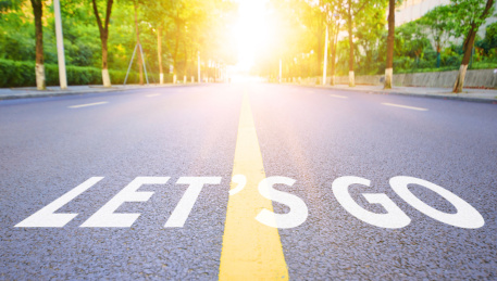 笔直的公路路面上写着let‘s go