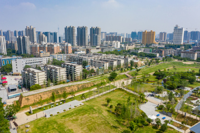 航拍郑州商都国家考古遗址公园宫殿区与城墙